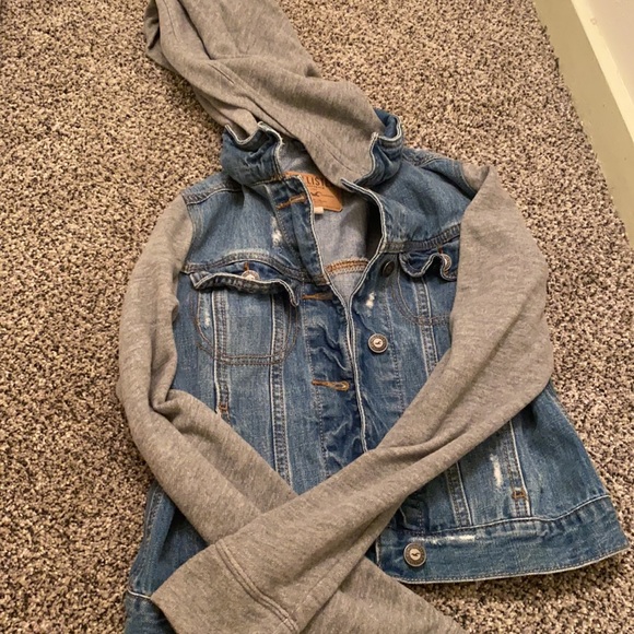 Distressed hollister Jean jacket with sleeves - Picture 3 of 5